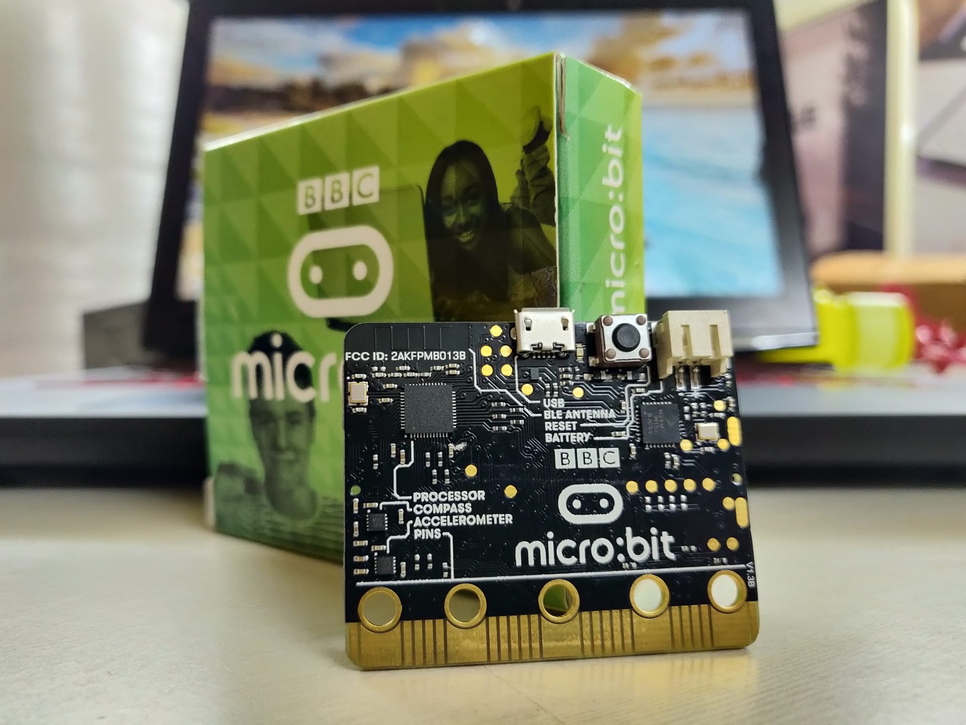 micro:bitとパッケージとノートパソコンの写真